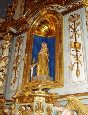 Marie au milieu du retable de la dynastie des Ferr�re � Antist, r�nov� en 1990
