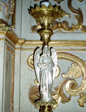 Les bougeoires avec � leur pieds les lions. La lumi�re �tant soutenue par les anges