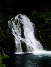La cascade de Jaun et le village